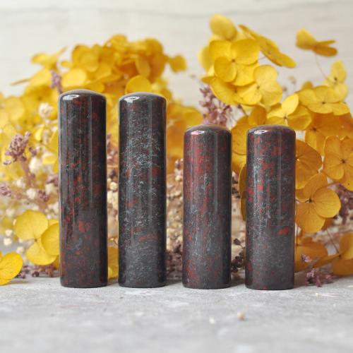 紅礦雞血石（紅色帶銅鐵礦）結婚對章