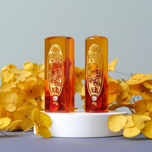 琥珀金漆雕刻十二生肖臍帶章