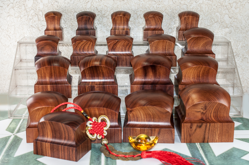 唯原工藝神明印章/廟印的刻印工法有五種，包含：全手工篆刻印章、全手工噴砂玉石印章、半手工刻印、半手工噴砂玉石印章、電腦刻印。台南在地刻印老店數十年的刻印經驗，豐富的「全篆刻印章、全手工噴砂印章」印章作品。注重刻印品質與細節，延續闖統工藝，傳承職人精神。