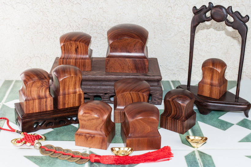 唯原工藝神明印章/廟印的刻印工法有五種，包含：全手工篆刻印章、全手工噴砂玉石印章、半手工刻印、半手工噴砂玉石印章、電腦刻印。台南在地刻印老店數十年的刻印經驗，豐富的「全篆刻印章、全手工噴砂印章」印章作品。注重刻印品質與細節，延續闖統工藝，傳承職人精神。