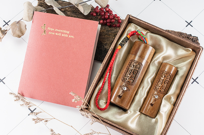 台南臍帶印章推薦!給寶貝最重要的紀念禮物，選擇台南唯原工藝臍帶印章、肚臍章、胎毛筆，提供最多的材質、完善的服務。紅紫檀木 臍帶印章 檀木印章，買肚臍章就來唯原工藝!