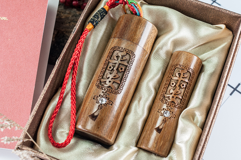 台南臍帶印章推薦!給寶貝最重要的紀念禮物，選擇台南唯原工藝臍帶印章、肚臍章、胎毛筆，提供最多的材質、完善的服務。紅紫檀木 臍帶印章 檀木印章，買肚臍章就來唯原工藝!