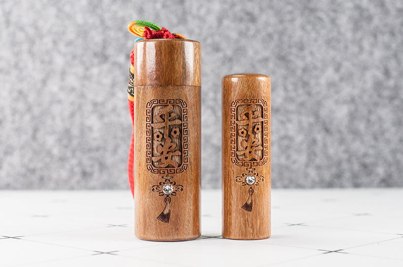 台南臍帶印章推薦!給寶貝最重要的紀念禮物，選擇台南唯原工藝臍帶印章、肚臍章、胎毛筆，提供最多的材質、完善的服務。紅紫檀木 臍帶印章 檀木印章，買肚臍章就來唯原工藝!