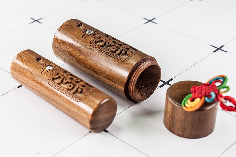 台南臍帶印章推薦!給寶貝最重要的紀念禮物，選擇台南唯原工藝臍帶印章、肚臍章、胎毛筆，提供最多的材質、完善的服務。紅紫檀木 臍帶印章 檀木印章，買肚臍章就來唯原工藝!