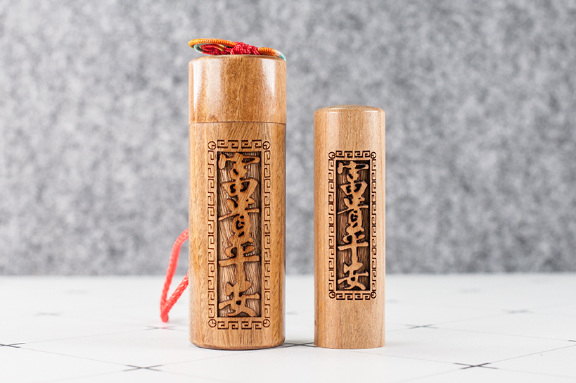 台南臍帶印章推薦!給寶貝最重要的紀念禮物，選擇台南唯原工藝臍帶印章、肚臍章、胎毛筆，提供最多的材質、完善的服務。紅紫檀木 臍帶印章 檀木印章，買肚臍章就來唯原工藝!