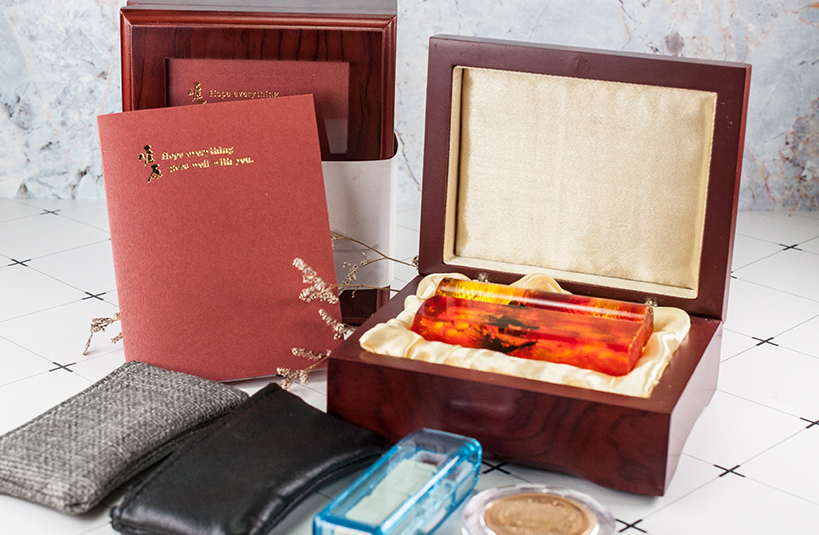 台南臍帶章推薦~給寶貝最重要的紀念禮物，選擇台南唯原工藝臍帶章、胎毛筆，提供最多的材質、完善的服務。純天【金箔琥珀】臍帶章 單章/對章組合，買肚臍章就來唯原工藝!