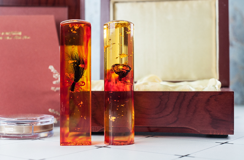 台南臍帶章推薦~給寶貝最重要的紀念禮物，選擇台南唯原工藝臍帶章、胎毛筆，提供最多的材質、完善的服務。純天【金箔琥珀】臍帶章 單章/對章組合，買肚臍章就來唯原工藝!