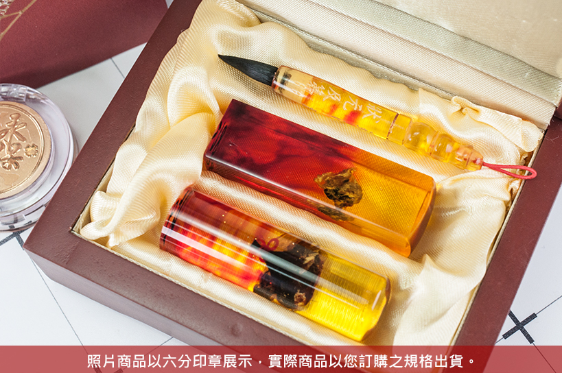 台南臍帶章胎毛筆，給寶貝最重要的紀念禮物，選擇台南唯原工藝肚臍章、胎毛筆，提供最多的材質、完善的服務。琥珀臍帶章胎毛筆，買臍帶章胎毛筆就來唯原工藝!