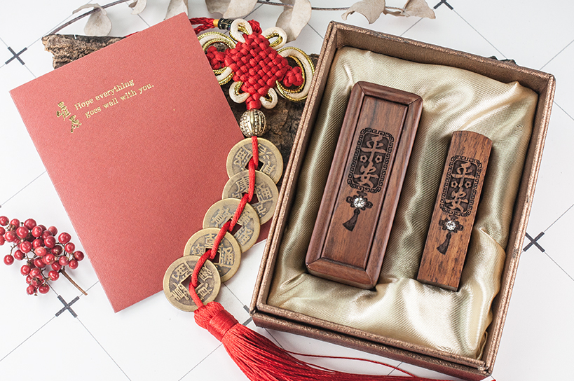 台南臍帶章推薦 肚臍章 給寶貝最重要的紀念禮物，選擇台南唯原工藝臍帶印章、肚臍章、胎毛筆，提供最多的材質、完善的服務。紫檀木 臍帶印章 檀木套筒印章，買肚臍章就來唯原工藝!