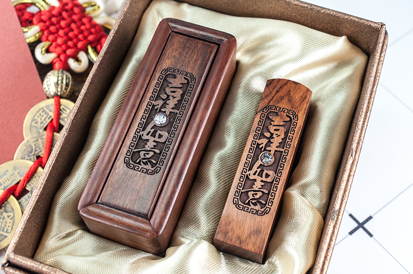 台南臍帶章推薦 肚臍章 給寶貝最重要的紀念禮物，選擇台南唯原工藝臍帶印章、肚臍章、胎毛筆，提供最多的材質、完善的服務。紫檀木 臍帶印章 檀木套筒印章，買肚臍章就來唯原工藝!