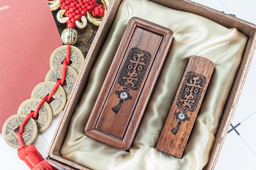 台南臍帶章推薦 肚臍章 給寶貝最重要的紀念禮物，選擇台南唯原工藝臍帶印章、肚臍章、胎毛筆，提供最多的材質、完善的服務。紫檀木 臍帶印章 檀木套筒印章，買肚臍章就來唯原工藝!