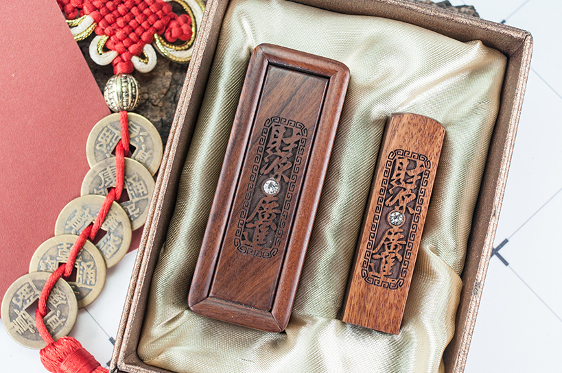 台南臍帶章推薦 肚臍章 給寶貝最重要的紀念禮物，選擇台南唯原工藝臍帶印章、肚臍章、胎毛筆，提供最多的材質、完善的服務。紫檀木 臍帶印章 檀木套筒印章，買肚臍章就來唯原工藝!