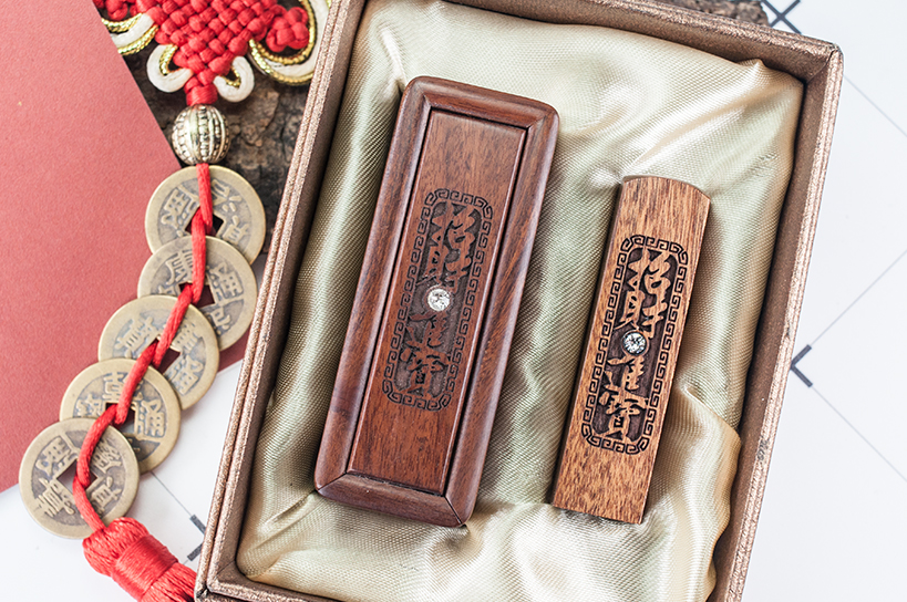 台南臍帶章推薦 肚臍章 給寶貝最重要的紀念禮物，選擇台南唯原工藝臍帶印章、肚臍章、胎毛筆，提供最多的材質、完善的服務。紫檀木 臍帶印章 檀木套筒印章，買肚臍章就來唯原工藝!