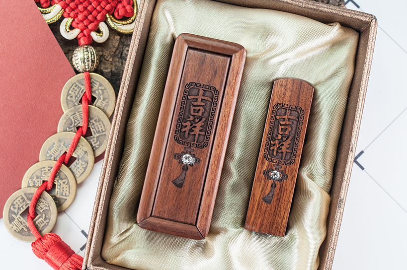 台南臍帶章推薦 肚臍章 給寶貝最重要的紀念禮物，選擇台南唯原工藝臍帶印章、肚臍章、胎毛筆，提供最多的材質、完善的服務。紫檀木 臍帶印章 檀木套筒印章，買肚臍章就來唯原工藝!