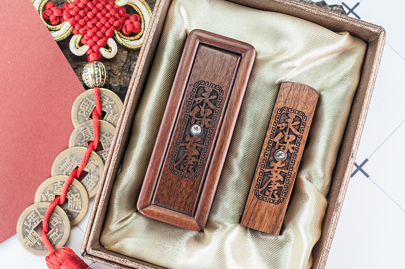 台南臍帶章推薦 肚臍章 給寶貝最重要的紀念禮物，選擇台南唯原工藝臍帶印章、肚臍章、胎毛筆，提供最多的材質、完善的服務。紫檀木 臍帶印章 檀木套筒印章，買肚臍章就來唯原工藝!