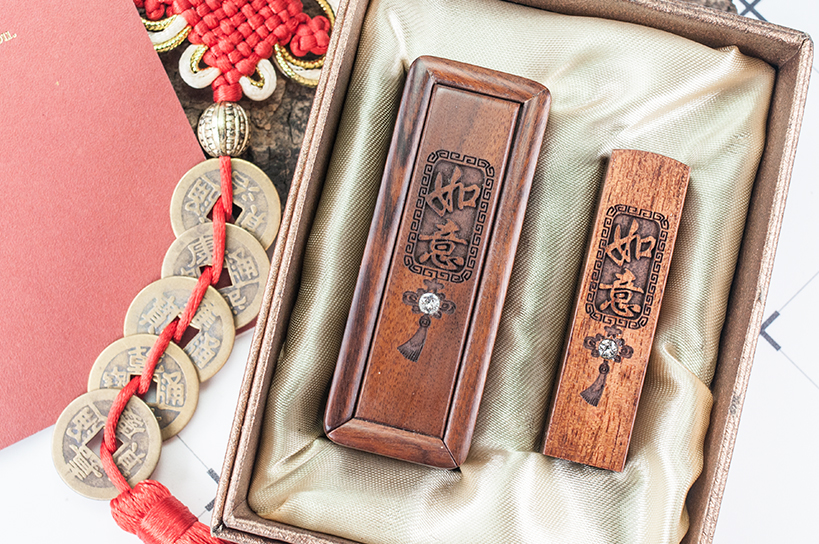 台南臍帶章推薦 肚臍章 給寶貝最重要的紀念禮物，選擇台南唯原工藝臍帶印章、肚臍章、胎毛筆，提供最多的材質、完善的服務。紫檀木 臍帶印章 檀木套筒印章，買肚臍章就來唯原工藝!