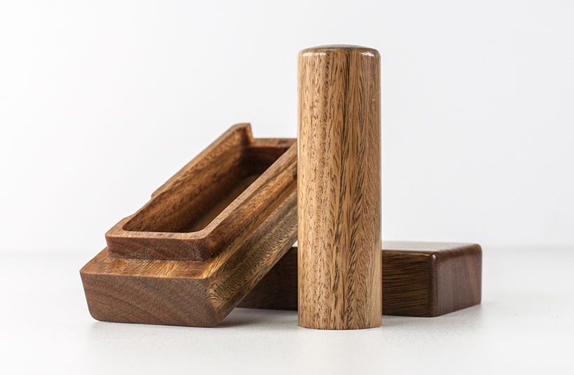 台南印章推薦~給自己禮物，選擇台南唯原工藝個人印鑑章、印鑑章、開運章，提供最多的材質、完善的服務。綠檀卡榫盒印章組 個人印鑑章就來唯原工藝!