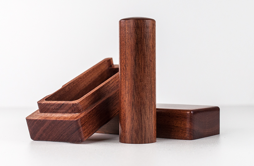 台南印章推薦~給自己禮物，選擇台南唯原工藝個人印鑑章、印鑑章、開運章，提供最多的材質、完善的服務。紅紫檀檀卡榫盒印章組 個人印鑑章就來唯原工藝!