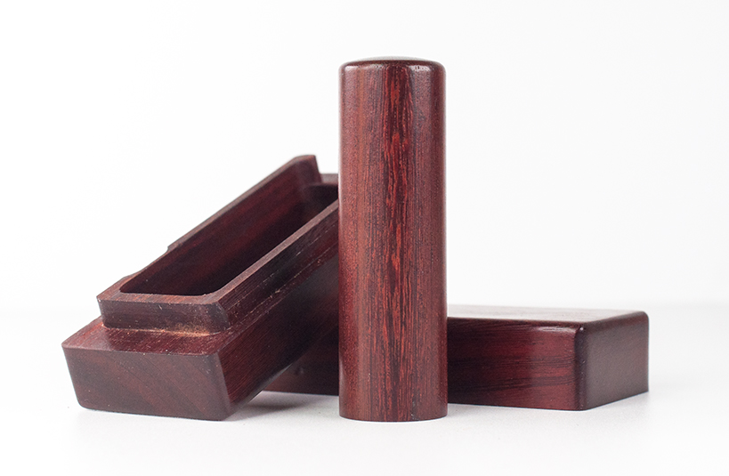 台南印章推薦~給自己禮物，選擇台南唯原工藝個人印鑑章、印鑑章、開運章，提供最多的材質、完善的服務。貴妃紅檀卡榫盒印章組 個人印鑑章就來唯原工藝!