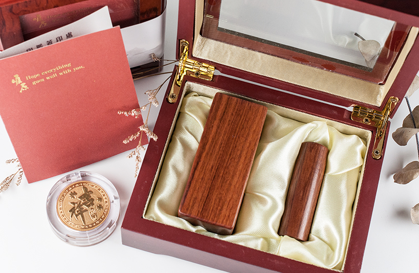 台南臍帶章~給寶貝最重要的紀念禮物，選擇台南唯原工藝肚臍章、胎毛筆、檀木卡榫盒，提供最多的材質、完善的服務。紅紫檀 肚臍章 檀木卡榫盒，買肚臍張就來唯原工藝!