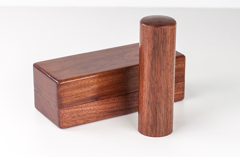 台南臍帶章~給寶貝最重要的紀念禮物，選擇台南唯原工藝肚臍章、胎毛筆、檀木卡榫盒，提供最多的材質、完善的服務。紅紫檀 肚臍章 檀木卡榫盒，買肚臍張就來唯原工藝!