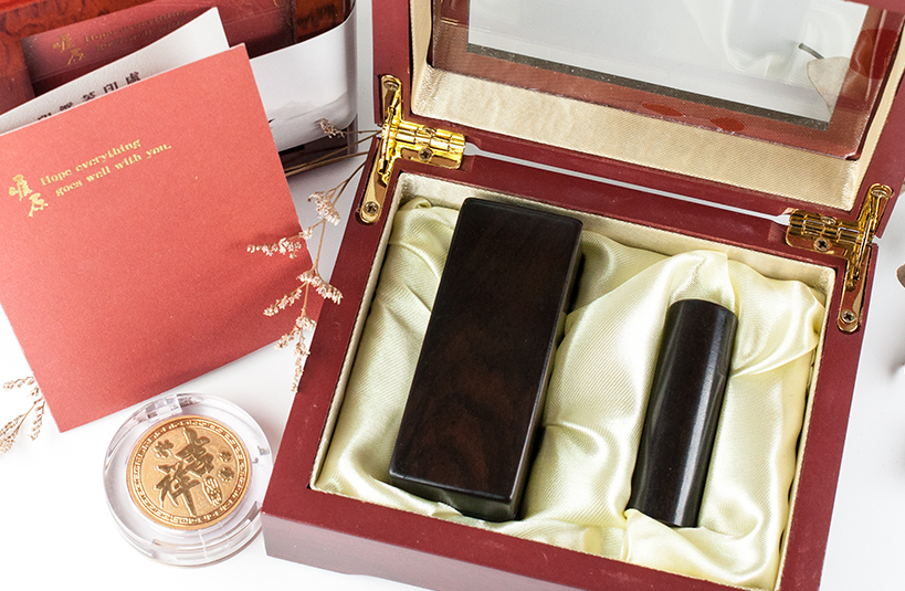 台南臍帶章~給寶貝最重要的紀念禮物，選擇台南唯原工藝肚臍章、胎毛筆、檀木卡榫盒，提供最多的材質、完善的服務。黑檀 肚臍章 檀木卡榫盒，買肚臍張就來唯原工藝!