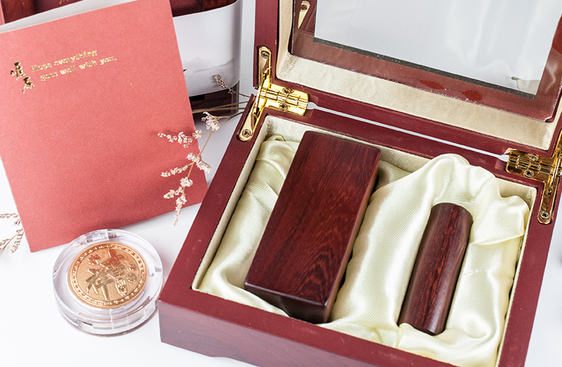 台南臍帶章~給寶貝最重要的紀念禮物，選擇台南唯原工藝肚臍章、胎毛筆、檀木卡榫盒，提供最多的材質、完善的服務。紅檀 肚臍章 檀木卡榫盒，買肚臍張就來唯原工藝!