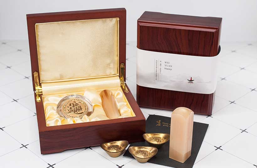 給寶貝最重要的紀念禮物，選擇台南唯原工藝肚臍章、胎毛筆，提供最多的材質、完善的服務。純天赤牛角【金沙黃】肚臍章 單章/雙章組合，買肚臍章就來唯原工藝!