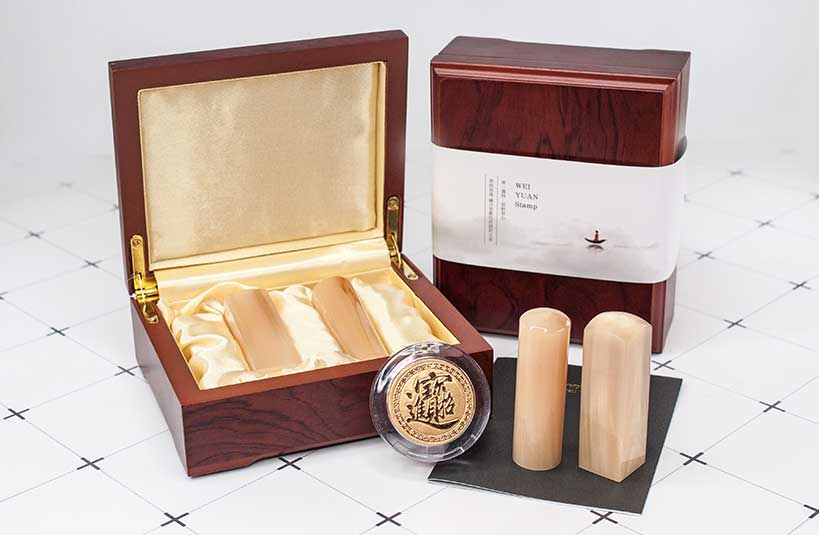 給寶貝最重要的紀念禮物，選擇台南唯原工藝肚臍章、胎毛筆，提供最多的材質、完善的服務。純天赤牛角【金沙黃】肚臍章 單章/雙章組合，買肚臍章就來唯原工藝!