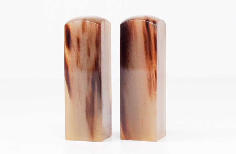 給自己禮物，選擇台南唯原工藝結婚對章、印鑑章、開運章，提供最多的材質、完善的服務。純天【花赤牛角】結婚對章，買牛角結婚對章就來唯原工藝!