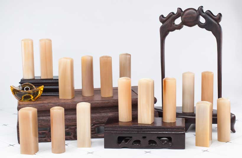 給自己禮物，選擇台南唯原工藝結婚對章、印鑑章、開運章，提供最多的材質、完善的服務。純天【金沙黃赤牛角】結婚對章，買牛角結婚對章就來唯原工藝!